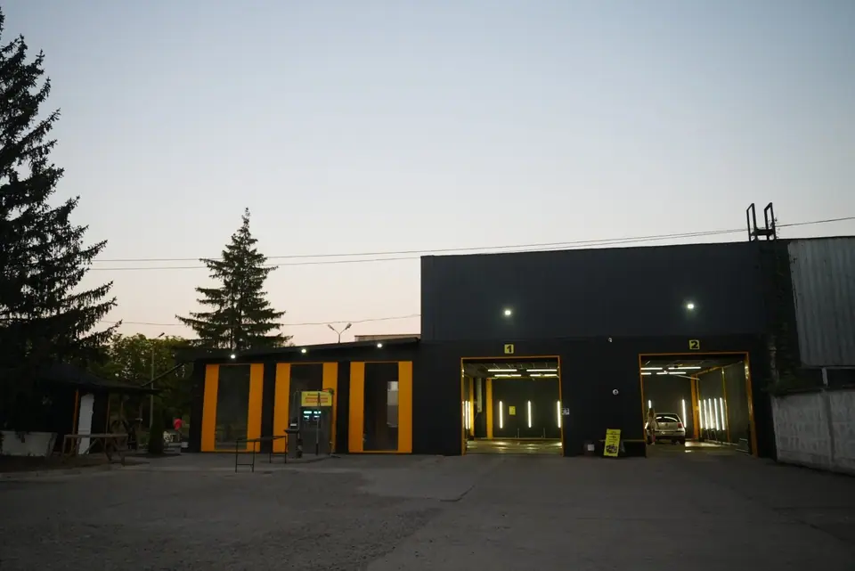Фасад автомийки WashHouse на Електрозаводській, 5Б