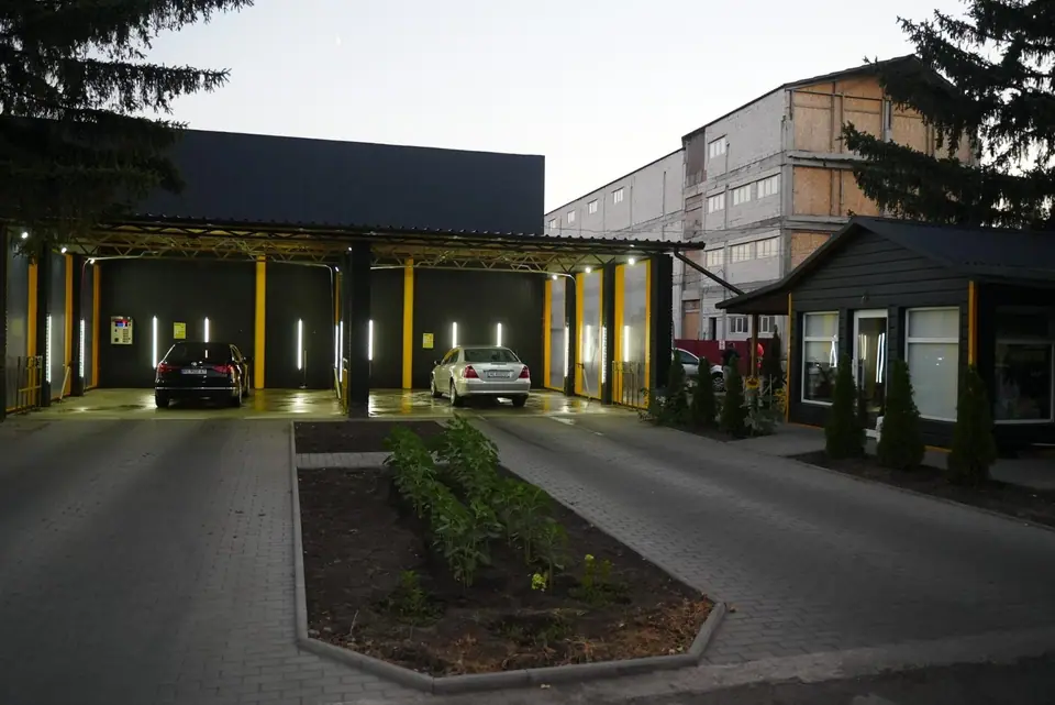 Освітлена територія WashHouse ввечері